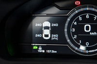 メーターパネルにはタイヤ空気圧モニターが表示できるようになった。同じタイミングで改良モデルが登場したのに「スバルBRZ」には設定されていない機能だ。