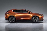 長めのボンネットと切り詰めたリアが印象的な新型「レクサスNX」。ボディーサイズは従来モデルに比べ、わずかに拡大された。