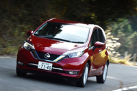 「e-POWER」搭載車には走行モードの切り替え機構が備わっており、状況に応じて「ノーマル」「S」「エコ」の中から適切なモードを選ぶことができる。