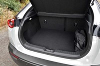 「MX-30 EVモデル」の荷室容量は5人乗車時で366リッターと、マイルドハイブリッドモデルの400リッターよりも1割ほど少ない。今回の試乗車「ハイエストセット」は、さらに少ない341リッターとなる。写真で荷室の右端に見えるバッグには、充電用のケーブル類がおさまる。
