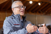 「デリカD：5」と「デリカミニ」の開発や商品戦略を担当した三菱自動車の商品戦略本部商品力評価部担当部長 平山敦朗さん。「デリカD：5とデリカミニに共通するキャラクターは、三菱が掲げる“デイリーアドベンチャー”という言葉に表れている」という。