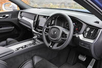 「R-DESIGN」のエンブレムが付けられた専用ステアリングホイールとシフトノブ、メタルメッシュアルミニウムパネルなどがインテリアにおける専用装備となる。