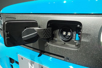 「N-ONE e：」のエントリーグレード「e：G」では急速充電機能がオプション扱いとなる。「N-VAN e：」を例にとると、メーカーオプションの急速充電ポートは11万円。“ナビなし、急速充電なし”というツルシ状態のe：Gグレードを購入するのは、心理的なハードルも少々高いか。