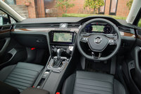 インテリアのつくりは、質実剛健を感じさせるシンプルな造形。インパネにはトーンを抑えたウッド調パネルが貼られている。