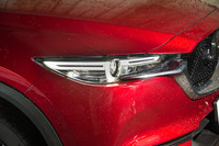 安全装備としては自動緊急ブレーキや前後進対応のAT誤発進抑制制御、車線逸脱防止警報、ブラインドスポットモニターなどを全車に採用。「プロアクティブ」や「Lパッケージ」にはアダプティブLEDヘッドライトも標準装備される。