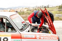 ゼッケン後半はレギュラリティー（日本でいうアベレージラリー）組。サービスで念入りにチェック中の「アウトビアンキA112」。