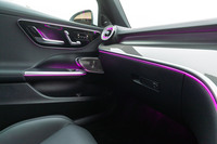 アンビエントライトのカラーリングは全64種類。センタースクリーンを介して自分で好みの色に設定してもいいし、「MBUX」に音声で依頼してもいい。