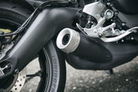 全長の短いマフラー。特徴的なデザインが、往年のカフェレーサーを思わせる。