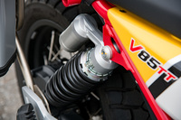 リアサスペンションにはスプリングプリロードおよびリバウンドダンピング調整機能付きのショックアブソーバー（シングル）を採用。オプションでオーリンズ製のショックアブソーバーも用意される。