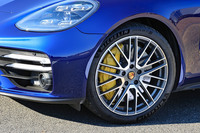 マイナーチェンジにより、10種類ものデザインが用意されるようになったホイール。「パナメーラ ターボS」には21インチの「911 Turbo Designホイール」が標準装備される。