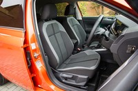 高いサイドサポートの付いたスポーツコンフォートシートは「TSIハイライン」の専用装備。ザラッとした風合いを持つファブリックの表皮は、触り心地がいい。