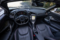 インテリアデザインはクーペの「720S」と基本的に共通するもの。マクラーレンの各車に採用されている縦型のタッチパネル式液晶ディスプレイをセンターコンソールに配置。