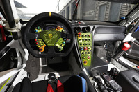 試乗した「911 GT3 R」はニュルブルクリンク24時間レースでマンタイ・レーシングが走らせたもの。ステアリングにニュル北コース“ノルドシュライフェ”のコース図が描かれている。