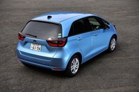 テスト車のボディーカラーは「エアーライトブルーメタリック」。他グレードとは異なり、ツートンカラーが選べないのは最廉価グレードゆえか。