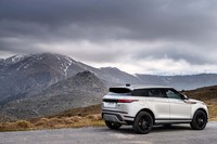 ボディーサイズは全長×全幅×全高＝4371×1904×1649mm。先代モデルよりも16mm長く、4mm幅広く、14mm高くなっている。ホイールベースは21mm延びて2681mmに。