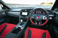 より運転に集中できる環境を追求したインテリア。操作系については、各部にスエード調表皮を用いることで素材の質感の統一を図っている。