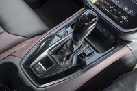 トランスミッションは「リニアトロニック」と呼ばれるCVTのみ。「STI Sport」「STI Sport EX」のシフトブーツはレッドステッチでドレスアップされる。