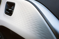 インテリアの質感を高める各部のオーナメントだが、実は無塗装の樹脂パーツ。余分なコスト増を避けつつ、上質感の追求がなされているのだ。