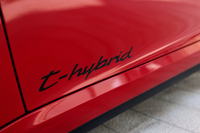 ボディーサイドには、ハイブリッドモデルであることを示すロゴが添えられる。