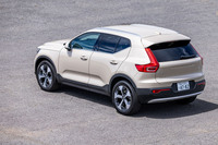 19インチホイールや、リアスポイラーなどでスポーティーに演出された「XC40ウルトラB4 AWD」。ボディーカラーは、写真の「サンドデューンメタリック」を含む全6色から選択できる。