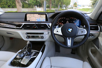 左右非対称の曲面形状が特徴的なインストゥルメントパネルまわり。インテリアの基本的な設計は従来モデルと共通だが、機能・装備は大幅に拡充した。