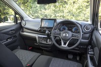 視界のよさに配慮された、コックピット周辺部。デザインや使い勝手にも徹底的にこだわった。