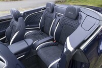 後席は2人掛け。フロントと同様にヘッドレストには「Speed」ロゴがステッチされる。