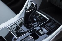 ドライブモードセレクターはトグルスイッチ式を採用。シフトセレクターのすぐ右側の、手の届きやすいところにレイアウトされる。