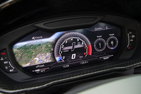 メーターパネルはフル液晶タイプ。写真のように、カーナビの地図を表示することもできる。