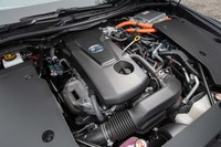 「クラウン2.5 G」のパワートレインは2.5リッターエンジンとリダクションギア付きのハイブリッド機構を組み合わせたもの。システム総合で226PSを発生する。