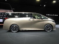 筋肉の塊のような牛が蹴り出すイメージでデザインしたというサイドビュー。