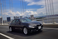 「320d」には格別なエリートオーラが漂う。（写真＝池之平昌信）