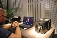 ソニーのハイレゾリューションオーディオ対応のスピーカー「SA-Z1」。決して遮音が完璧でないリスニングルームでも、その道のジャーナリストは真剣に音質をチェックする。