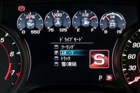 ドライブモードは「ツーリング」「スポーツ」「トラック」「雪／凍結」の4種類。モードに応じて、ステアリングのアシスト量やスロットルレスポンス、トラクションコントロールなど8つの制御が切り替わる。