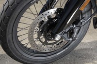 キャストホイールのスタンダードモデルと異なり、スポークホイールが装着される。タイヤはピレリの「MT60RS」。ブレーキキャリパーはブレンボのものがおごられる。