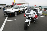 大磯警察署の白バイとパトカー。パトカーの「スカイラインGT-Rオーテックバージョン40th Anniversary」は、422台しか製作されなかった4ドア仕様の貴重なR33 GT-Rだ。