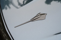 リアカウルに装着されたスティングレイ（Stingray：アカエイ）のエンブレム。先代の「C7」以降、米国での「コルベット」の正式名称は、往年のサブネームが復活して「コルベット スティングレイ」となっているが、日本では従来通り「コルベット」のままだ。