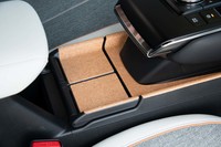 センターコンソールまわりにはマツダのヘリテージ素材であるコルクが多用されている。写真の四角い部分を持ち上げると下からカップホルダーが現れる。