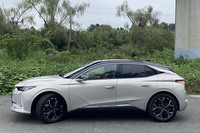 「DS 4」のボディーサイズは全長×全幅×全高＝4415×1830×1495mm、ホイールベースは2680mm。クーペライクな個性あふれるフォルムが目を引く。オシャレだ。