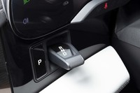 小ぶりなバイワイヤ式のシフトセレクター。ステアリングコラムのそばにレイアウトされている。