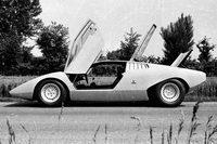 「カウンタックLP500」のサイドビュー。ドアの切り欠きの後ろに、ベルトーネのバッジが貼られている。