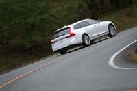 ボルボの「90シリーズ」は、2017年7月に一部仕様変更を受けた。全車で安全運転支援システム「インテリセーフ」の機能が強化されたほか、「V90 T8 Twin Engine AWD インスクリプション」では、従来オプション設定されていたエアサスペンションが標準装備となった。