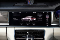 ドライブモードセレクターには「ノーマル」「スポーツ」「スポーツプラス」にカスタマイズモードの「インディビジュアル」を加えた、4種類の走行モードが用意される。