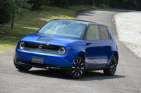 ホンダ初の量産型EV「ホンダe」。モーター駆動のシティーコミュ―ターとしての生い立ちはもちろん、そのデザインも注目を集めている。