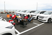 駐車場のあちこちでは、写真のようにテーブルとイスを用意して、仲間同士でまったり楽しむ参加者も目にした。写真はチームパーキングの一角。