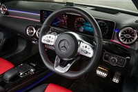 「メルセデス」の発声をトリガーに起動する「MBUX」だが、ステアリングスポーク上のスイッチでも起動できる。