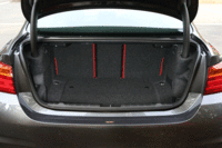 トランクルームの広さは445リッター。後席は6：4の2分割可倒式が標準で、4：2：4の3分割可倒式リアシート（スルーローディングシステム）は、2万8000円のオプション装備となる。
    