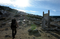 なだらかな稜線を歩く。雪が氷状になって点在している。