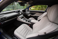 「RC」は、2013年に「IS“Fスポーツ”」から導入が始まった表皮一体発泡シートを採用している。