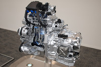 新開発の1.2リッター直3「HR12DE」エンジン。右下に見えるのは、副変速機を付けたことによりコンパクト化を実現した、新型の「エクストロニックCVT」。